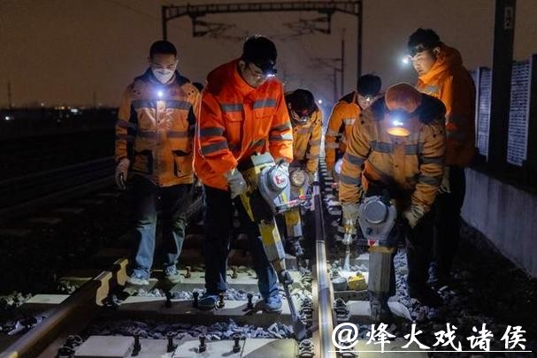 新春走基层|沪苏通铁路上的“钢轨医生”:以毫米精细检修,为回家路校准方向 新春走基层|沪苏通铁路上的“钢轨医生”:以毫米精细检修,为回家路校准方向