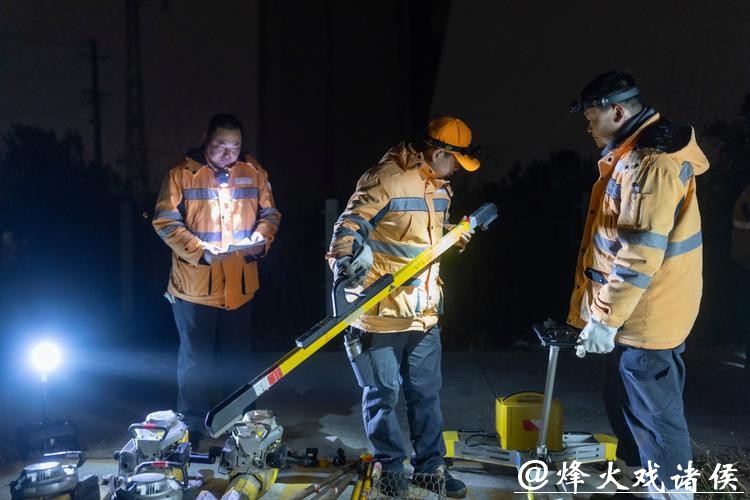 新春走基层|沪苏通铁路上的“钢轨医生”:以毫米精细检修,为回家路校准方向 新春走基层|沪苏通铁路上的“钢轨医生”:以毫米精细检修,为回家路校准方向